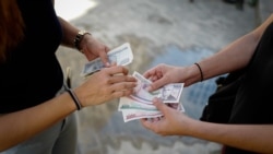 Cambio de monedas en el mercado negro cubano. (Adalberto Roque/AFP)