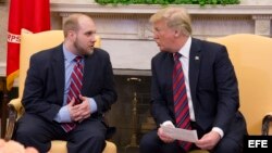 Joshua Holt se reúne con el presidente Donald Trump tras su liberación.
