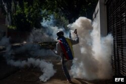 Un grupo de manifestantes se enfrenta con la policía durante una protesta de opositores al Gobierno venezolano.