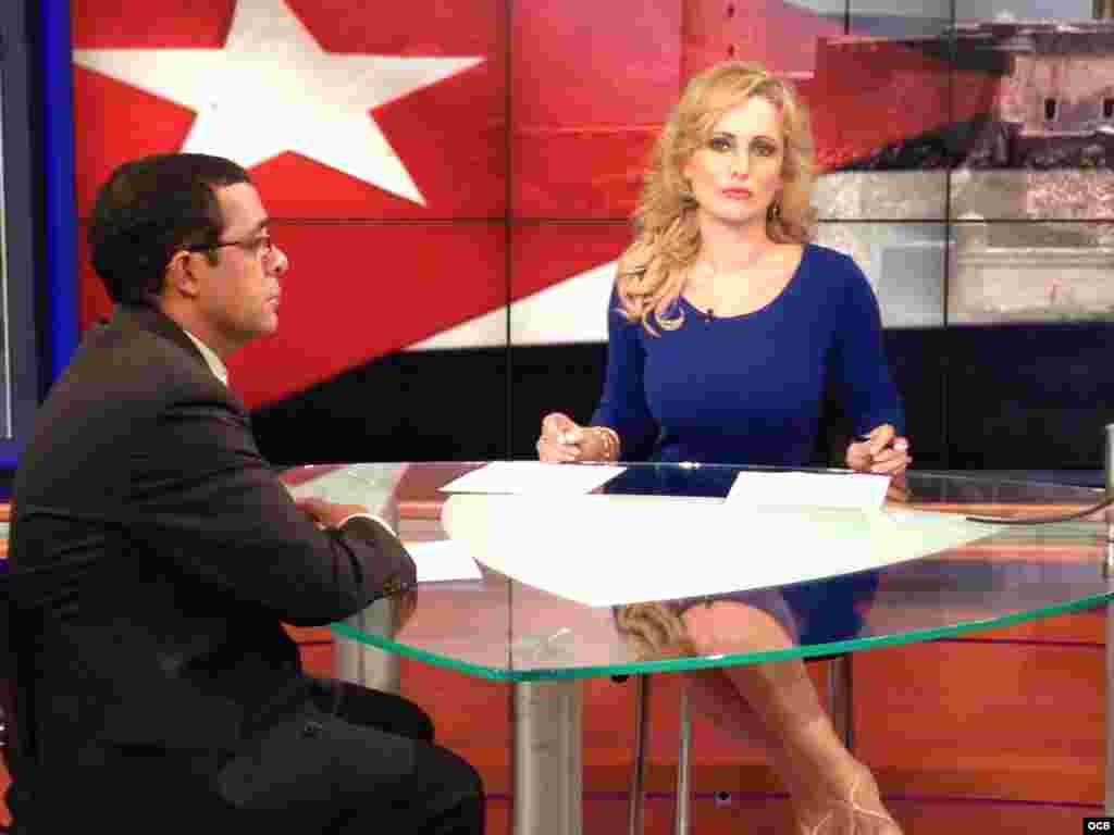 Luis Felipe Rojas y Karen Caballero durante la transmisi&oacute;n del programa