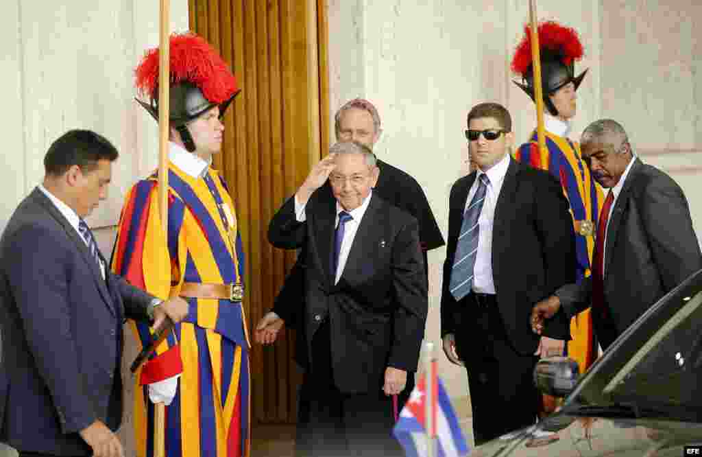 Raúl Castro a su llegada al Vaticano.