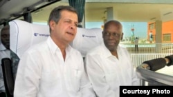 Luís Alberto Rodríguez López-Calleja (izq), Presidente de GAESA, acompaña al ex presidente de Angola José Eduardo Dos Santos, en un recorrido por el puerto del Mariel. (Archivo)