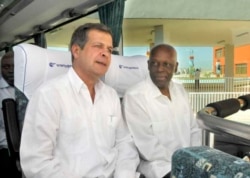 Luís Alberto Rodríguez López-Callejas (izq.), presidente de GAESA, acompaña al expresidente de Angola José Eduardo Dos Santos, en un recorrido por el puerto del Mariel (Foto: Archivo).