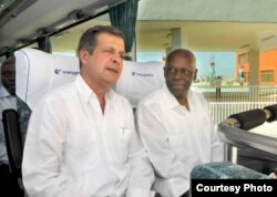 Luís Alberto Rodríguez López-Callejas (izq), Presidente de GAESA, acompaña al ex presidente de Angola José Eduardo Dos Santos, en un recorrido por el puerto del Mariel.
