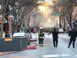 Policías observan los daños causados por explosión en Nashville
