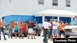 Migrantes cubanos tras el incidente- Foto: Jewel Levy