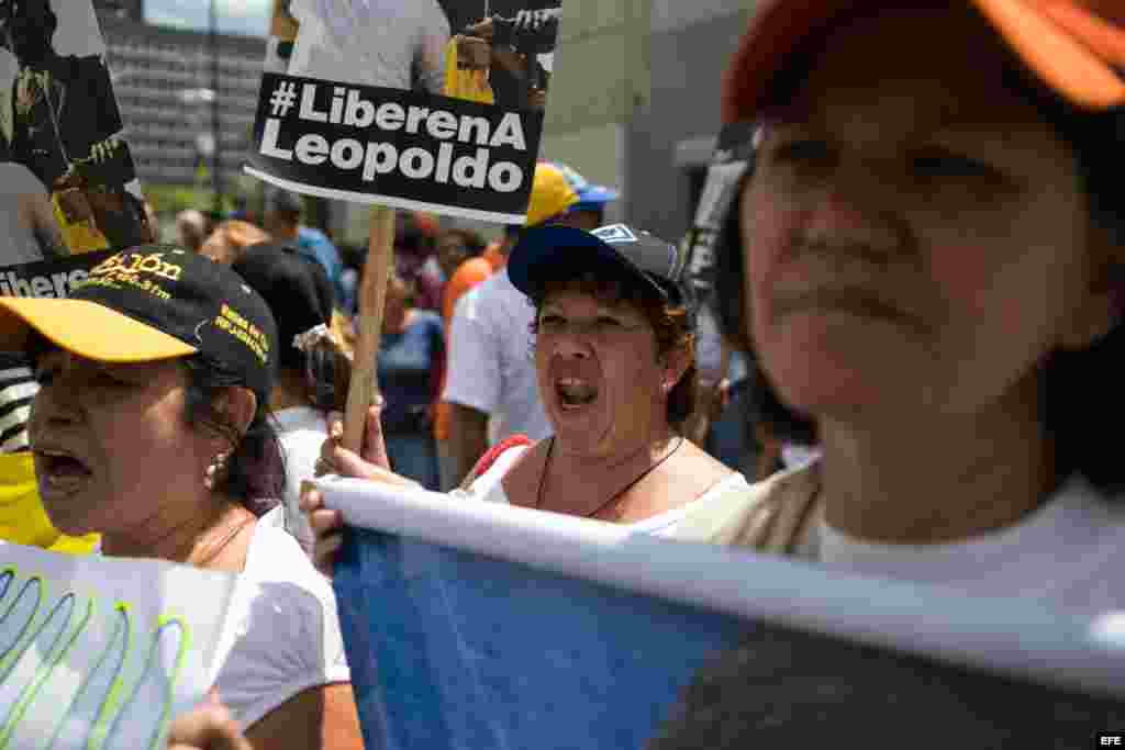 Seguidores del opositor venezolano Leopoldo López, gritan consignas y se manifiestan con pancartas.
