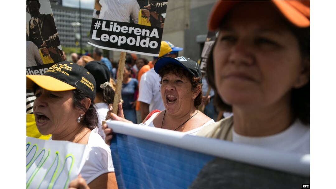 Seguidores del opositor venezolano Leopoldo López gritan consignas y se manifiestan con pancartas.