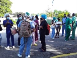 Personal médico espera a la entrada del hospital Julio Aristegui, en Cárdenas, Matanzas, colapsado por el alto número de pacientes con COVID-19. (Foto: Facebook/Periódico Girón)