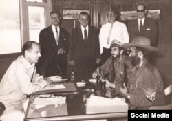 El capitán William C. Behn (izquierda) en una foto tomada el 2 de noviembre de 1960 y publicada en la cuenta de Twitter de Havana Docks Corp.