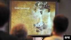 Cerca de 500 personas, entre ellos estudiantes, empleados y familiares, siguen en directo el aterrizaje del vehículo explorador Curiosity en la Universidad de Kiel (Alemania) hoy, lunes 6 de agosto de 2012. a Universidad de Kiel participa en el proyecto c