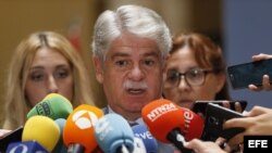 El ministro de Asuntos Exteriores, Alfonso Dastis, propondrá a la jefa de la diplomacia europea, Federica Mogherini, adoptar "medidas adicionales restrictivas" para Venezuela.