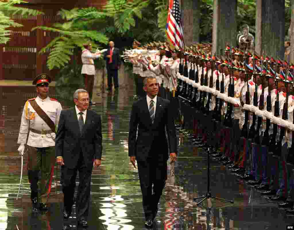 Raúl Castro y Barack Obama en la ceremonia oficial de recibimiento al mandatario estadounidense en el Palacio de la Revolución en La Habana.
