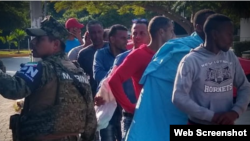 Grupo de cubanos detenidos en Cancún. (Captura de imagen/Quadratín)