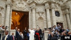 "Saludé a muchos en la Catedral ( de La Habana) pero ninguno se identificó como disidente", dijo el Papa durante su vuelo a EE.UU.