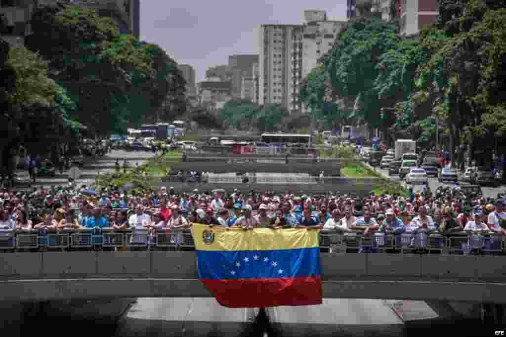 Manifestantes protestan hoy, 18 de mayo de 2016, la Avenida Libertador de la ciudad de Caracas (Venezuela). 