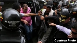 Fuerzas antidisturbios (ESMAD) tratan de proteger de los manifestantes en Cali al candidato presidencial de la FARC, Rodrigo Londoño. (EL TIEMPO)