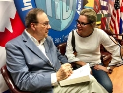 Carlos Alberto Montaner firma sus memorias a una exiliada cubana en el IID.