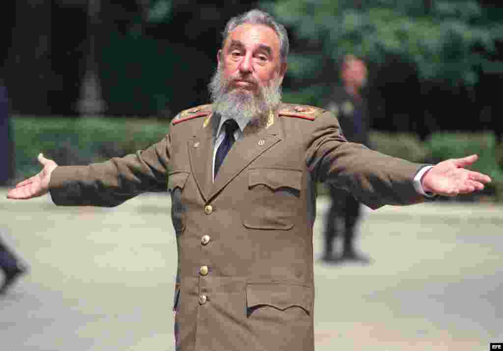 Fidel Castro, con su eterno uniforme verde oliva, posa para los medios.