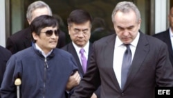 Chen Guangcheng (a la izquierda) acompañado por el subsecretario de Estado para Asia Oriental y Pacífico de EE.UU., Kurt Campbell 