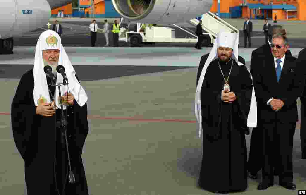 2016 - El patriarca ruso, Kirill (i), hace declaraciones tras su arribo al aeropuerto José Martí de La Habana (Cuba).