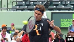 El tenista suizo Roger Federer entrena en el Abierto de Miami.