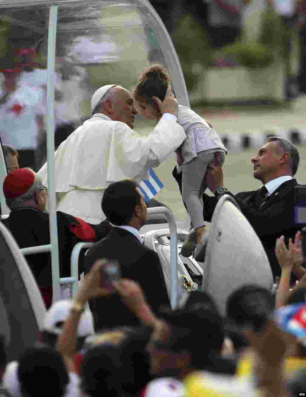 El papa Francisco a su llegada en el pamóvil a la Plaza de la Revolución de La Habana para oficiar su primera misa en Cuba, a la que asistirán miles personas que ya están congregadas en el que se considera uno de los lugares más emblemáticos del país.En l
