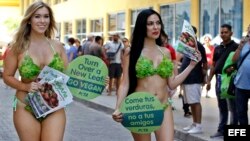 Las "damas lechuga" de Peta recorren Cuba en bikini y con mensaje vegano