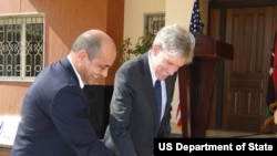 Chris Stevens (d), embajador estadounidense en Libia en la inauguración de consulado en Trípoli.