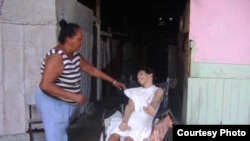 Adolescente paralítico sin silla de ruedas para ir a rehabilitación en Cuba.