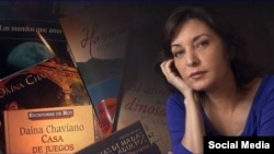 Daína Chaviano junto a varios de sus libros. (Foto de perfil de Facebook)