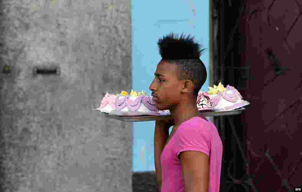 Un joven camina vendiendo tortas el miércoles 31 de diciembre de 2014, en La Habana (Cuba). 