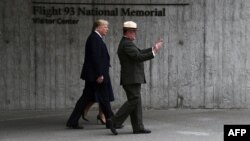 El presidente Donald Trump y la primera dama Melania Trump en el monumento homenaje a las víctimas en Shanksville (Pensilvania). 
