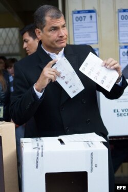 Presidente de Ecuador, Rafael Correa, participando en los comicios