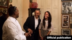 El presidente Obama y su hija Malia conversan con el chef y propietario de la paladar "San Cristóbal", Carlos Cristóbal Marquez (White House)
