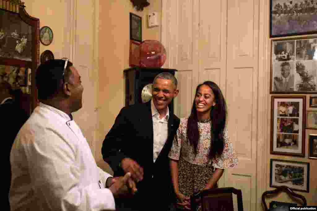 El presidente Obama y su hija Malia conversan con el chef y propietario de la paladar "San Cristóbal, Carlos Cristóbal Marquez (White House)