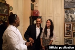 El presidente Obama y su hija Malia conversan con el chef y propietario de la paladar "San Cristóbal", Carlos Cristóbal Marquez (White House)