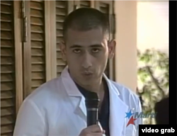 El médico Félix Báez durante la conferencia de prensa en el MINREX.