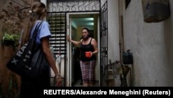Una trabajadora de salud pública realiza la pesquisa para detectar casos de coronavirus en un barrio de La Habana. (REUTERS/Alexandre Meneghini)