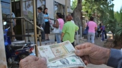 Cubanos desde la isla, describen la crisis para adquirir el efectivo en los bancos nacionales.
