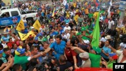 Fotografía de archivo. El candidato de la alianza opositora de Venezuela, Henrique Capriles (c), participa en un acto de campaña.