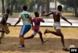 Jóvenes cubanos durante un partido callejero de fútbol en La Habana.