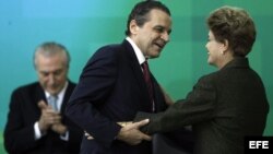 Henrique Eduardo Alves (c) fue ministro de Turismo en los gobiernos de la entonces presidenta Dilma Rousseff (d) y del actual mandatario Michel Temer (i-atrás).