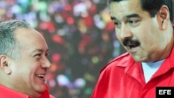 El presidente venezolano, Nicolás Maduro (d), y el presidente de la Asamblea Nacional, Diosdado Cabello (i), en un acto del "Gobierno de Calle" en Caracas.