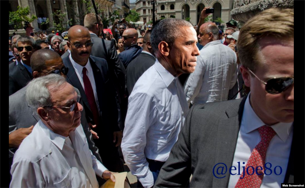 Otro de los memes, Obama paseando por la Habana Vieja, de la mano de Eusebio Leal.