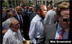 Otro de los memes, Obama paseando por La Habana Vieja, de la mano de Eusebio Leal.