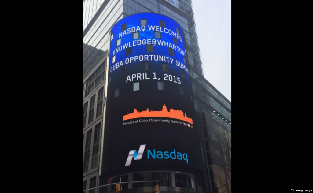 El anuncio de la Cumbre Cubana de Oportunidades en una pantalla gigante en Times Square New York.