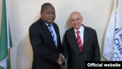 El embajador cubano en Nigeria, Carlos Trejo Sosa y el presidente de la Cámara de Comercio de Abuja