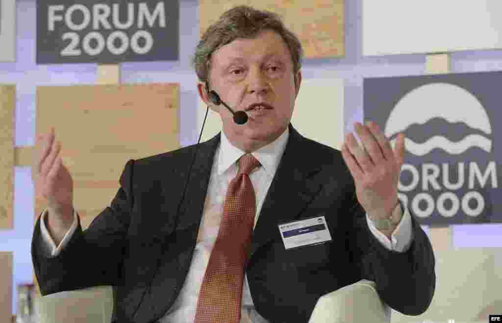 Archivo 2012 - Grigory Yavlinsky, líder del partido ruso demócrata Yabloko (Manzana) interviene durante la conferencia "FORUM 2000", en Praga.