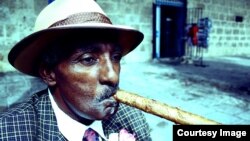 Cubano fuma cigarro en La Habana. Foto: johnnypinball.